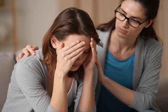 Девушка успокаивает другую девушку